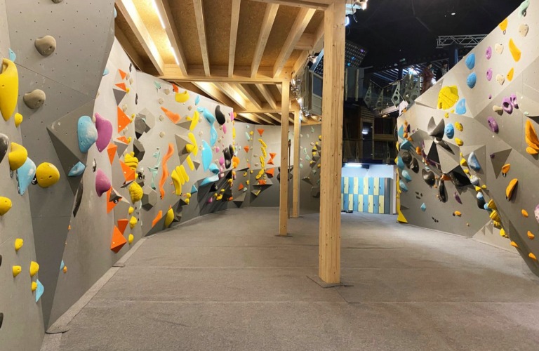 Boulderflächen unter einem Podest in der Boulderhalle Boulderdrome in Radebeul